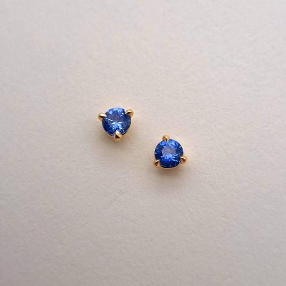 Natural Sapphire Stud Earrings in 14k yellow gold - Picture 4 of 6